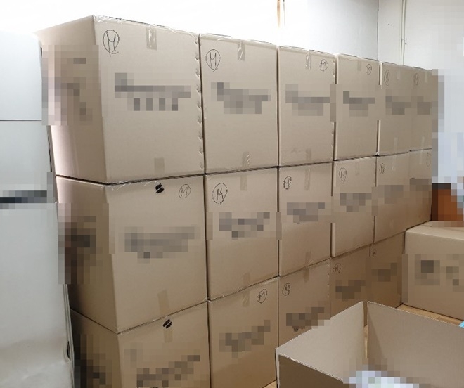 창고에 보관중인 마스크.(사진제공=부산경찰청)