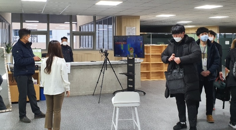 공단 직원들이 출근 전 열화상카메라를 통해 체온을 체크하고 있다.(사진=한국시설안전공단)