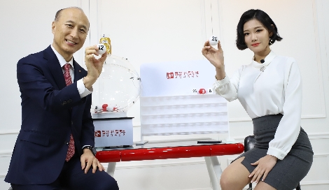 웰컴저축은행 김대웅 대표(왼쪽)와 크리에이터 빛베리가 추첨번호를 들고 기념사진을 촬영하고 있다. 사진=웰컴저축은행