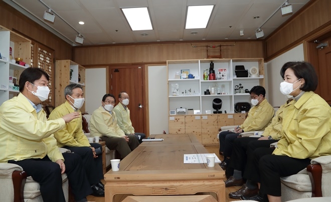 추미애 법무부 장관(오른쪽)이 9일 대구시청을 방문해 권영진 대구시장(왼쪽)과 면담하고 있다.(사진제공=법무부)