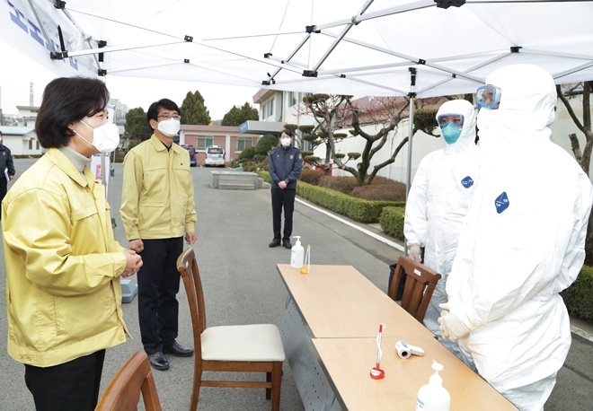 추미애 법무부 장관이 9일 대구교도소선별진료소를 방문하여 코로나19 대응실태를 점검하고 있다.(사진제공=법무부)