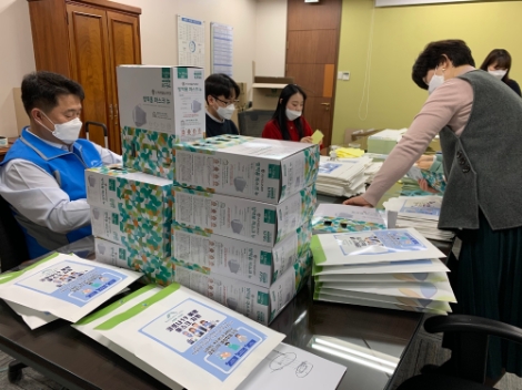 지난 11일 재단 직원들이 취약계층에 나눠줄 마스크 포장 작업을 하고 있다. 사진=강원랜드