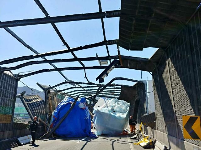 트레일러 적재물 낙하 방음벽 충격사고.(사진제공=부산경찰청)