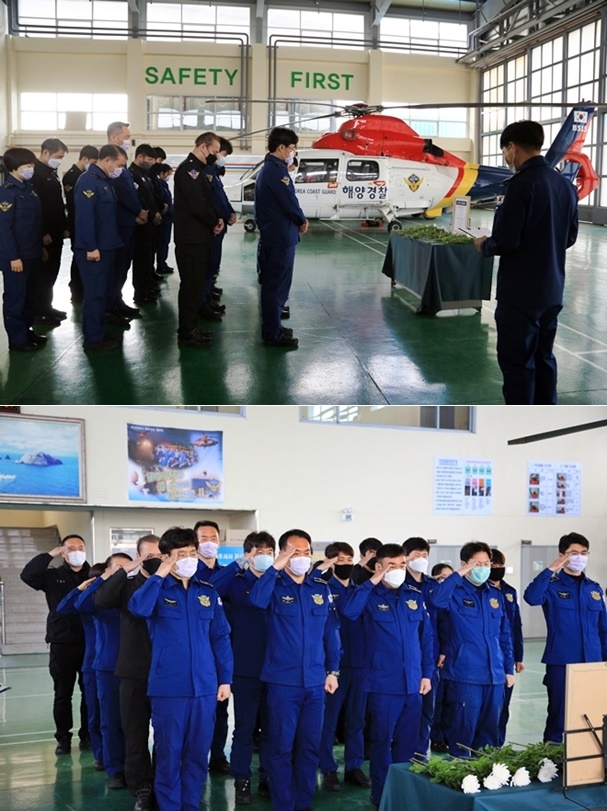 남해해경청 부산항공대 직원들이 순직 해양경찰관들의 넋을 기리며 묵념을 하고 거수경례를 하고 있다.(사진제공=남해지방해양경찰청)