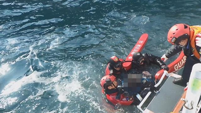 해경이 익수자를 구조하고 있다.(사진제공=부산해경)