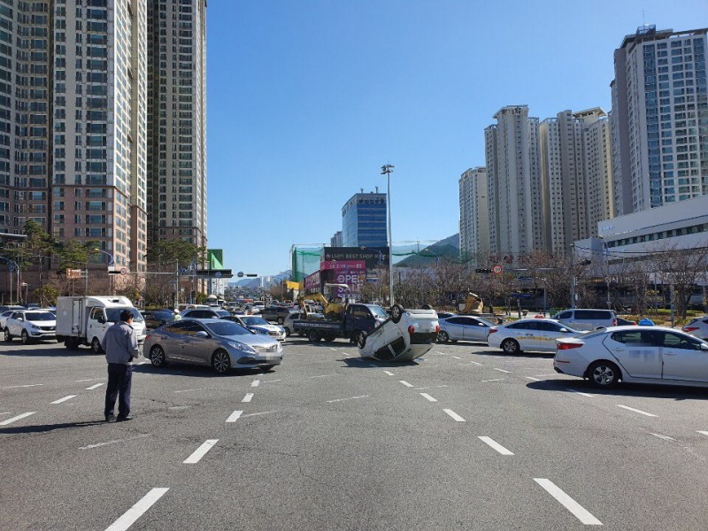 부산진구 진양교차로 마티즈차량 전복사고 현장.(사진제공=부산경찰청)