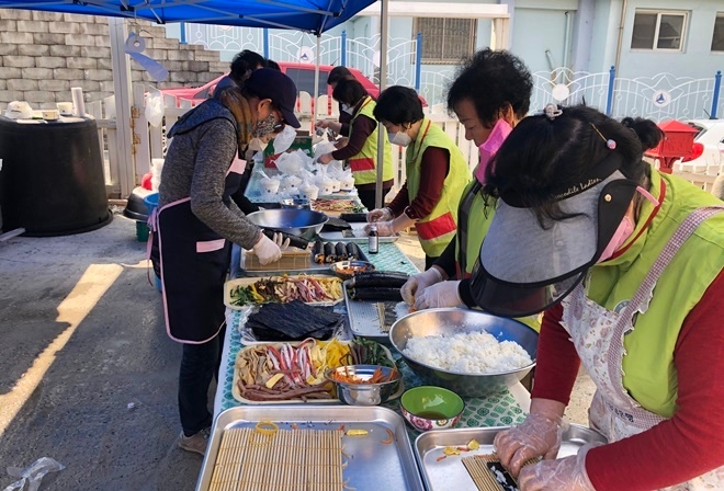 700인분의 김밥을 만들고 있다.(사진제공=경남사랑의열매)