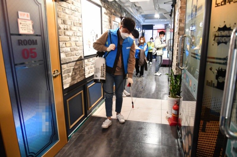 노래방 시설을 소독하고 점검하고 있다.(사진제공=부산금정구)
