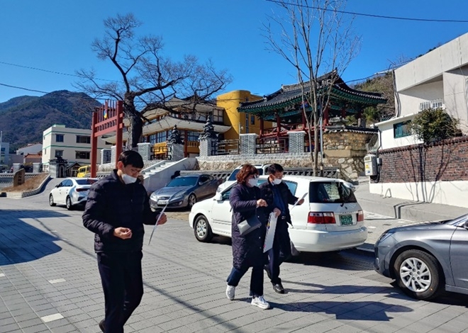 안심골목 조성을 위해 경찰·지자체·주민대표가 참여해 합동점검을 하고 있다.(사진제공=창원서부경찰서)