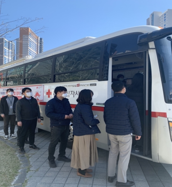 헌혈을 하기 위해 대기하고 있는 공단 임직원들의 모습.(사진=한국시설안전공단)