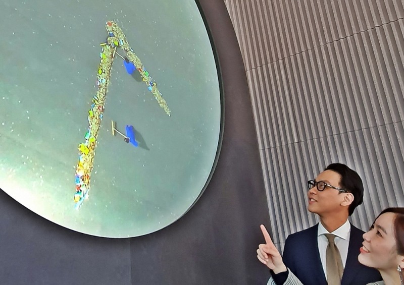 갤러리아 광교, 대형 시계 예술작품 전시