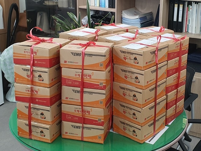 우체국택배로 전달된 손소독제와 칫솔세트.(사진제공=경주법사랑위원회)