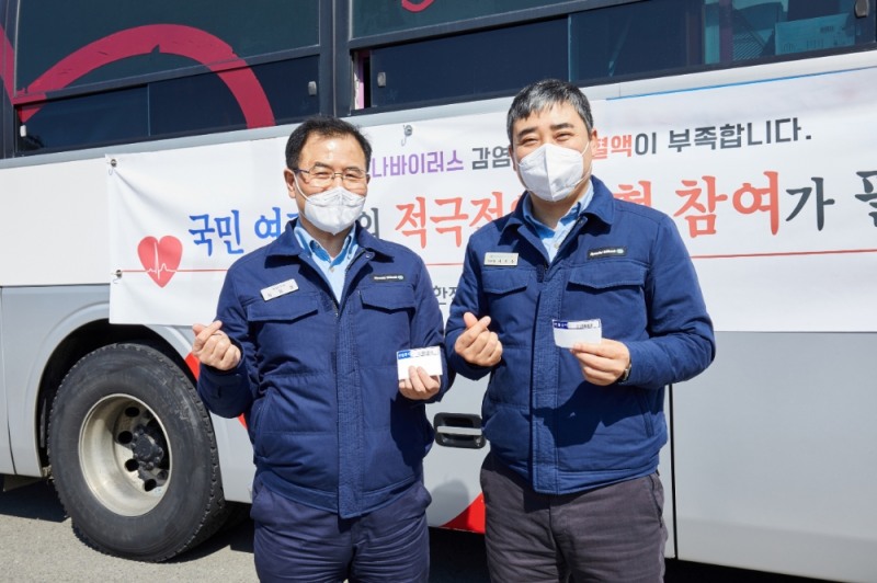 (좌측부터)강달호 대표이사와 최용수 노조위원장이 기념 촬영을 하고 있다.(사진=현대오일뱅크)