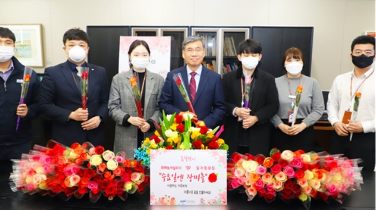 기획처 대외협력팀 직원들과 함께 기념촬영. (사진=전력거래소)