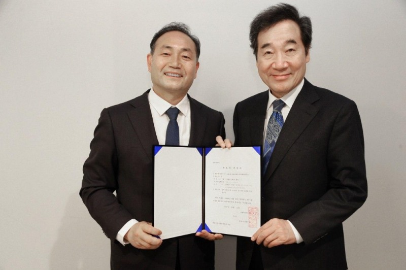 목포 김원이 후보가 공천을 받고 이낙연 공동 상임선거대책위원장과 기념촬영.(사진제공=김원이 후보 캠프)