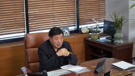 셀트리온 서정진 회장이 23일 유튜브 온라인 기자간담회를 통해 300종의 항체 후보군을 확보했으며 이르면 7월 말부터 인체 투여가 가능한 제품을 개발하는 것을 목표로 하고 있다고 밝혔다. 사진=셀트리온