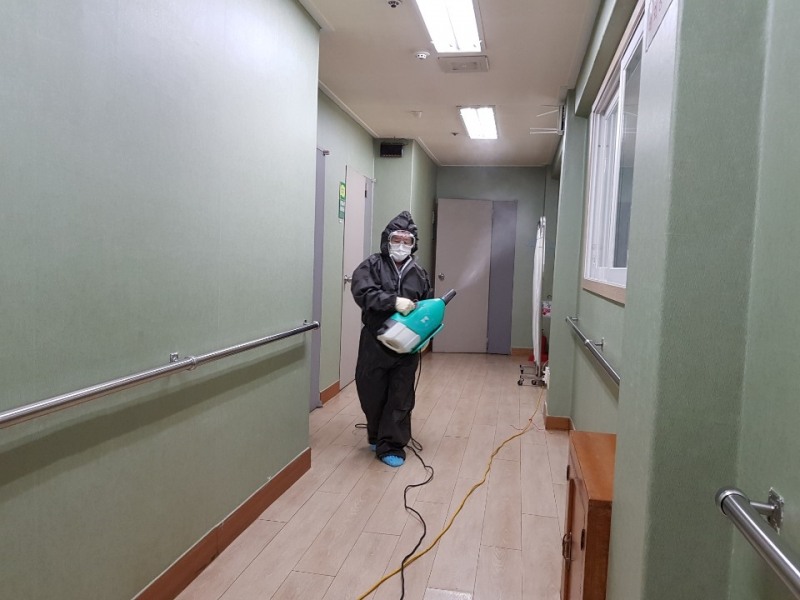 인천지역 주재 국가 출연 공공기관이 힘을 모아 복지관, 사회적경제기업 등 총 41곳을 방역하고 있다.(사진=인천항만공사)