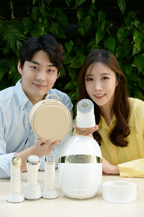 모델들이 LG 프라엘 제품을 소개하고 있다. 사진=LG전자