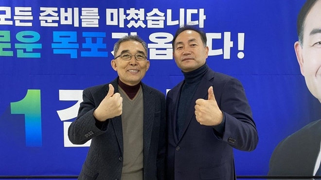 김원이 민주당 후보 후원회장에 추대된 김무영 원장(사진왼쪽).(사진제공=김원이 후보 봄날캠프)