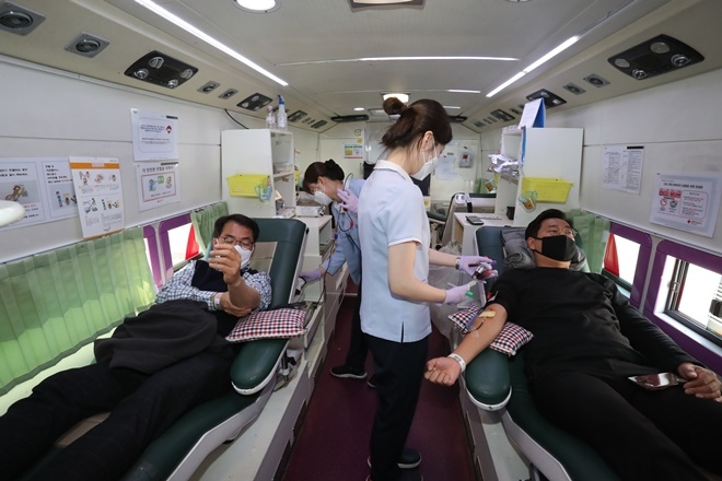 헌혈에 동참하고 있는 울산시공무원들.(사진제공=울산시)