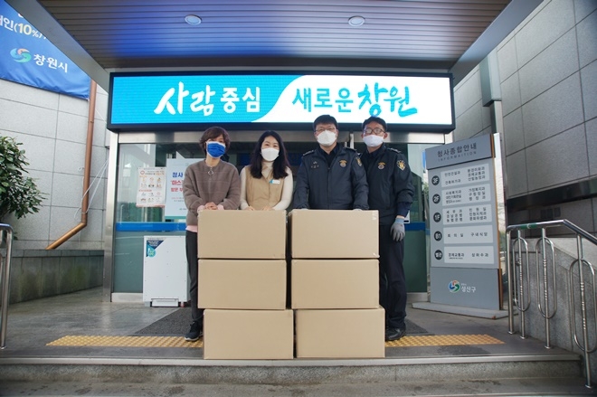 부산교도소에서 생산한 면마스크를 창원시에 전달하고 기념촬영.(사진제공=부산교도소)