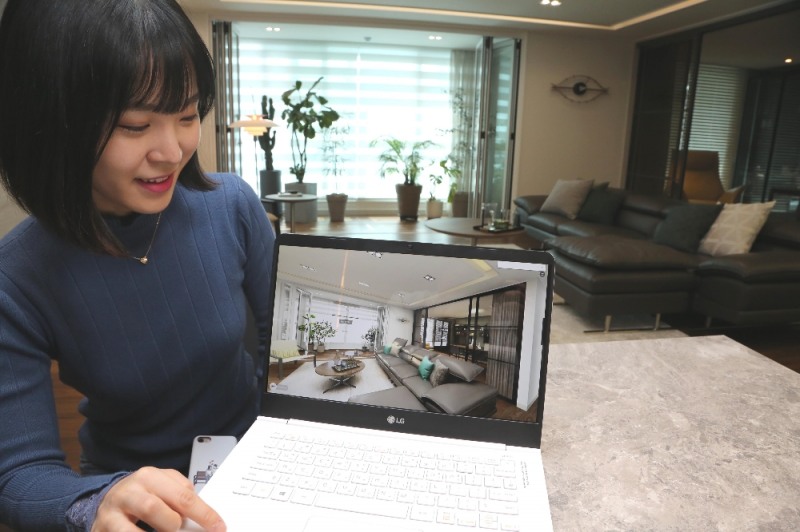 모델이 한샘리하우스 스타일패키지 모던브라운 모델하우스를 VR로 보고 있다.(사진=한샘)