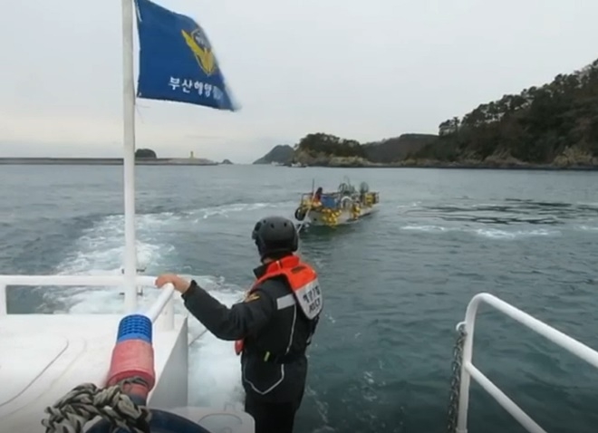 다대포 고래섬 인근 좌주선박을 예인하고 있다.(사진제공=부산해양경찰서)