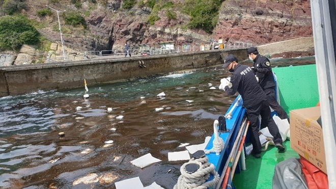 기름띠 대한 방제작업을 하고 있다.(사진제공=부산해양경찰서)