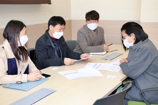 3월 16일 문화체육관광부 도서정책기획단 면담. (좌측부터 이은숙 아산시공무원노동조합 부위원장(사서직), 공주석 시군구연맹 위원장, 김준하 시군구연맹 기획정책본부장, 맞은편 문체부 도서정책기획단 담당자). (사진제공=시군구연맹)