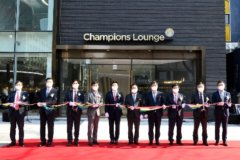 지난 30일 오후 4시 강남구 논현동에 위치한 ‘챔피언스 라운지’에서 유진투자증권 및 유진금융부문 주요 임직원이 참여한 가운데 개소식 행사가 진행됐다. 사진 왼쪽부터 박찬형 유진투자증권 자문역, 민병돈 유진투자증권 WM본부장, 이수구 유진투자선물 대표이사, 고경모 유진투자증권 경영전략본부장, 한덕수 챔피언스 라운지 금융센터장, 유지창 유진투자증권 회장, 유창수 유진투자증권 부회장, 강진순 유진저축은행 대표이사, 김철은 유진투자증권 IB부문장, 진영재 유진자산운용 대표이사. 사진=유진투자증권