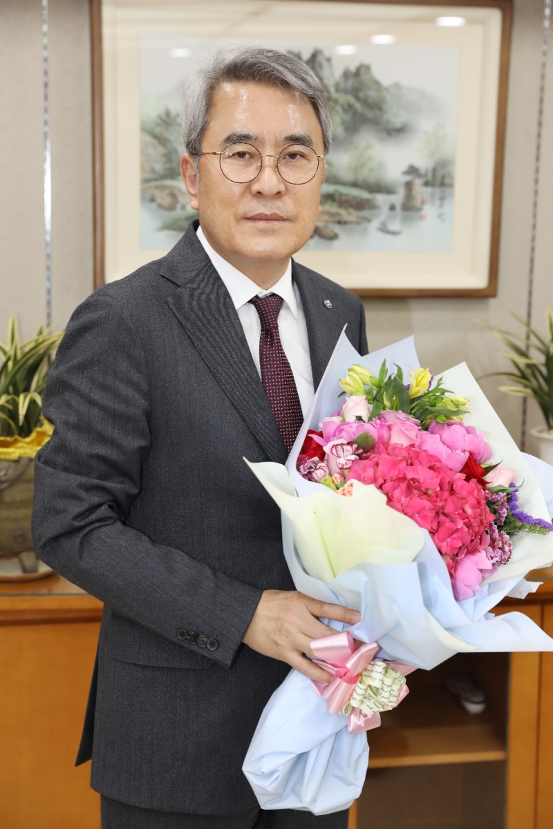 1일, 홍진근 수협중앙회 대표이사가 꽃다발을 들고 화훼농가를 응원하는 릴레이 캠페인에 참여하고 있다.(사진= 수협중앙회)