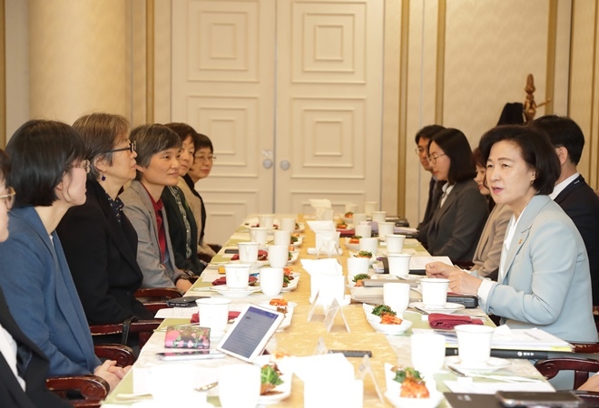 추미애 법무부 장관(오른쪽)이 2일 정부과천청사에서 개최된 ‘디지털 성범죄 근절을 위한 간담회’에서 참석한 여성계 대표들과 대화를 나누고 있다. (사진제공=법무부)