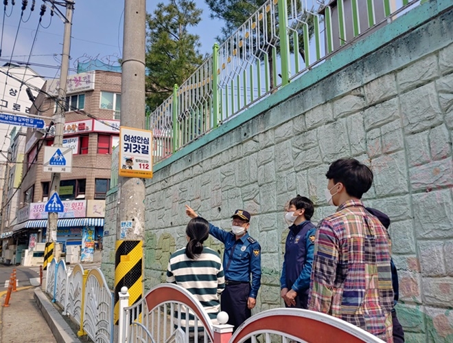 여성안심귀갓길 합동점검을 하고 있다.(사진제공=창원서부경찰서)