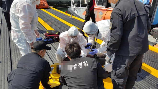 태종대 갯바위 추락자를 구조해 응급처치를 하고 있다.(사진제공=부산해양경찰서)