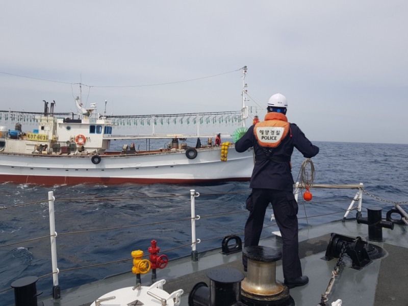 추진기손상 선박을 구조하고 있다.(사진제공=울산해양경찰서)