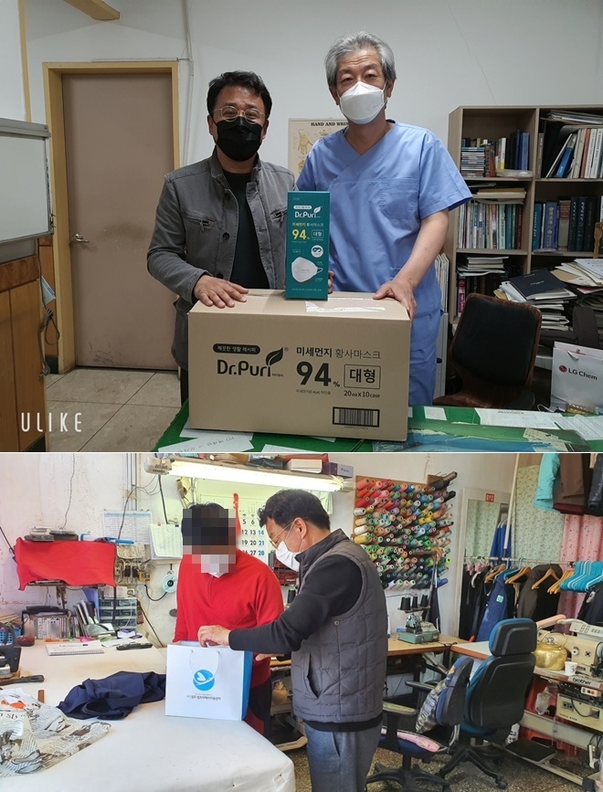 경주현대병원 김종원 원장이 기증한 마스크를 범죄피해자 가구에 전달하고 있다.(사진제공=경주범죄피해자지원센터)