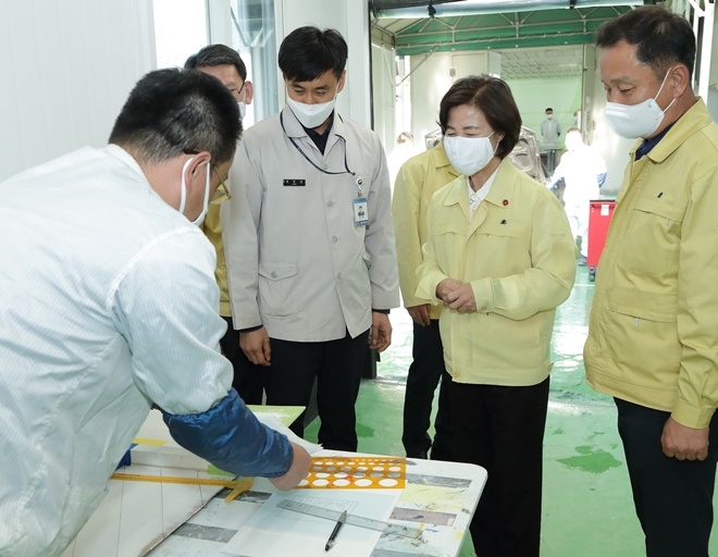 1추미애 법무부 장관이 3일 제주교도소를 방문해 코로나19 감염을 대비한 수용자 교육 과정을 보고 있다.