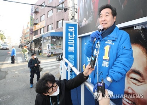 더불어민주당 서울 종로 이낙연 국회의원 후보가 4일 오전 서울 종로구 명륜동의 한 골목에서 유권자들의 지지를 호소하고 있다. 사진=연합뉴스