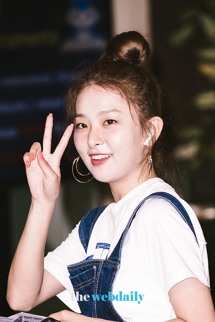 레드벨벳 슬기, 김포국제공항 출국 현장