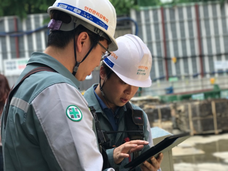 현장직원들이 포스원을 이용하고 있는 모습.(사진=포스코건설)
