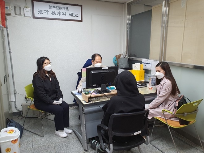 자가격리 이탈 베트남 유학생을 조사하고 있다.(사진제공=법무부)