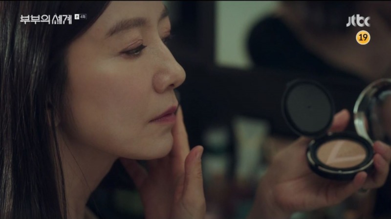 부부의 세계 김희애, 끌레드벨의 ‘글로우 파워 리프트 V 쿠션’ 관심