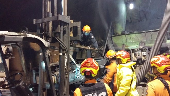 고무분쇄기에 몸이 끼어 사망한 사고현장.(사진제공=부산소방재난본부)