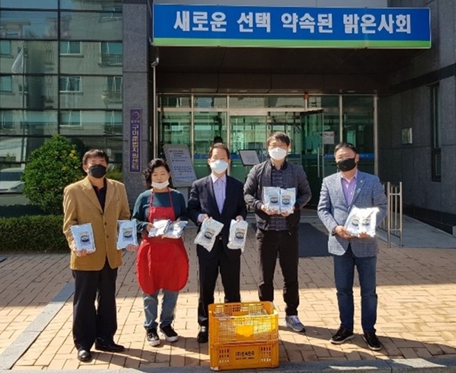 4월 6일 ‘고기가’ 식육식당 박경미 대표가 법무부 구미준법지원센터에 원호품을 전달하고 있다.(사진 좌측부터 구미보호관찰협의회 최재석 회장, 고기가 식육식당 박경미 대표, 구미준법지원센터 권우택 소장, 구미준법지원센터 김태영 계장, 구미보호관찰협의회 이재명 사무국장). (사진제공=구미준법지원센터)