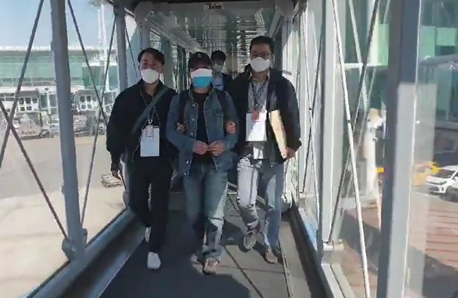 자가격리 조치를 위반한 인도네시아인을 8일 오후 3시20분발 인도네시아행 비행기를 통해 강제추방조치를 하고 있다.(사진제공=법무부)