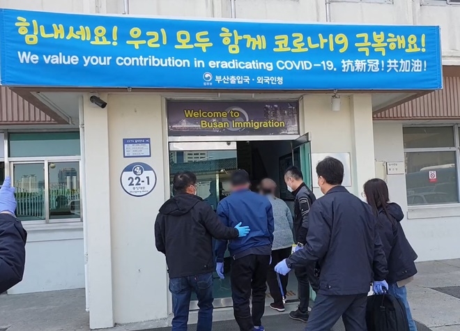 부산베트남 부부를 붙잡아 부산출입국·외국인청으로 데려가고 있다.(사진제공=법무부)