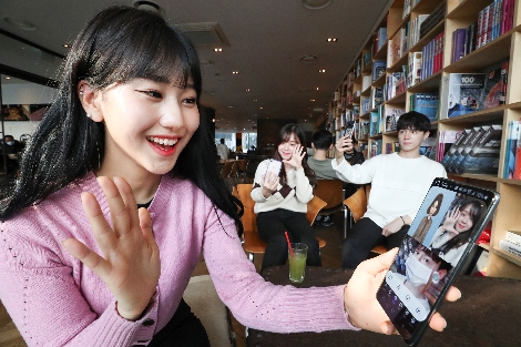 KT 모델들이 3D아바타, AR이모티커 등을 활용해 최대 8명과 동시에 영상통화를 할 수 있는 5G 영상통화앱 ‘나를’을 소개하고 있다. 사진=KT