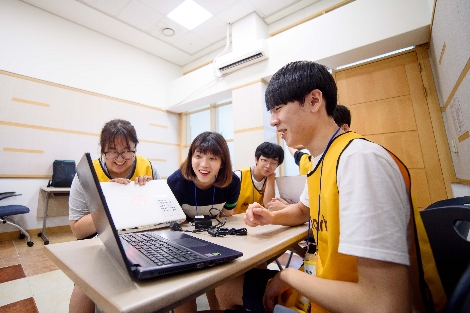 넷마블 게임아카데미에 참가한 학생들이 서로 논의하며 게임개발을 하고 있다. 사진=넷마블