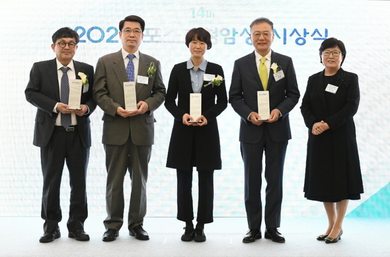 (왼쪽부터)홍성유 박사(한국형수치예보모델개발사업단장), 윤석렬 돈보스코 직업전문학교 교장, 이란주 아시아인권문화연대 대표, 허염 실리콘마이터스 대표이사, 김선욱 포스코청암재단 이사장이 기념촬영을 하고 있다.(사진=포스코)