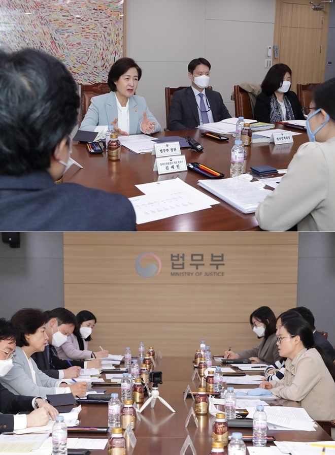 추미애 법무부 장관이 9일 과천정부청사에서 ‘성착취 아동청소년 권리옹호 전문과 그룹’과 간담회에 앞서 인사말을 한 뒤 의견을 청취하고 있다.(사진제공=법무부)